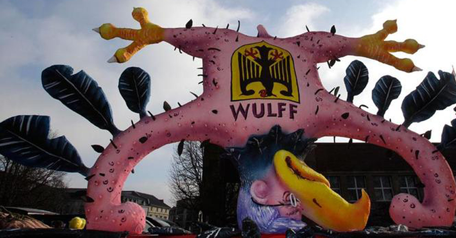 gestuerzter Wulff am Rosenmontag