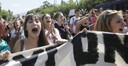 Junge Frauen demonstrieren in Griechenland
