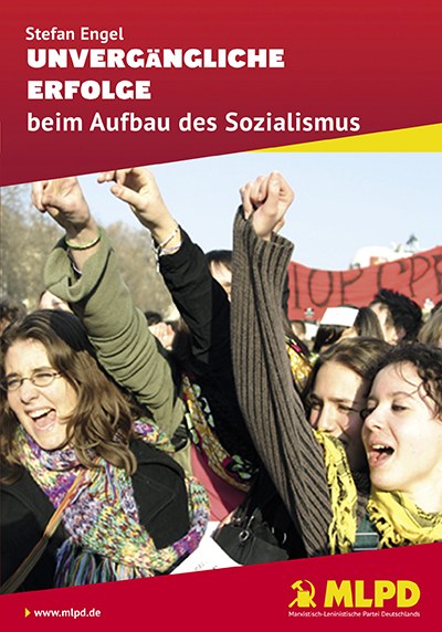Die Broschüre „Unvergängliche Erfolge beim Aufbau des Sozialismus“ am Werkstor