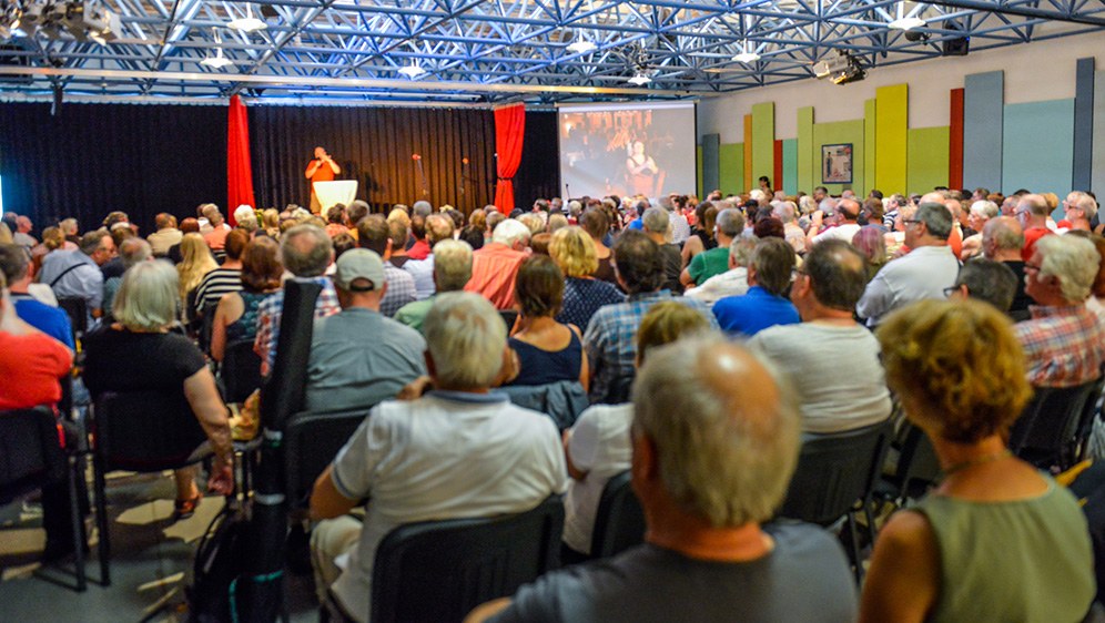 Über 400 Menschen bei Protestveranstaltung gegen Schließung des Kultursaals der Horster Mitte  Kritik an provokativem Auftritt aus der Gelsenkirchener Polizei