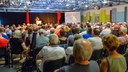 Über 400 Menschen bei Protestveranstaltung gegen Schließung des Kultursaals der Horster Mitte  Kritik an provokativem Auftritt aus der Gelsenkirchener Polizei