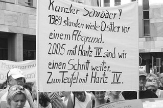 Demonstration „gegen die Wiedervereinigung“ am 12. Mai 1990 in Frankfurt/Main. Die Demonstrantin zeigt die bekannte – und ver- botene – Textzeile von Slime. Die Gleichsetzung des heutigen BRD- Imperialismus mit dem Faschismus ist bis heute ein Irrtum unter ei- nigen Antifaschisten. rf-foto
