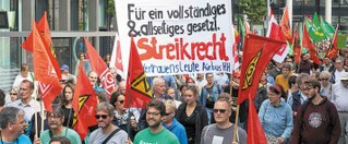 Stärkt den Kampf gegen die Rechtsentwicklung der  Regierung! Achtung: Spalter am Werk